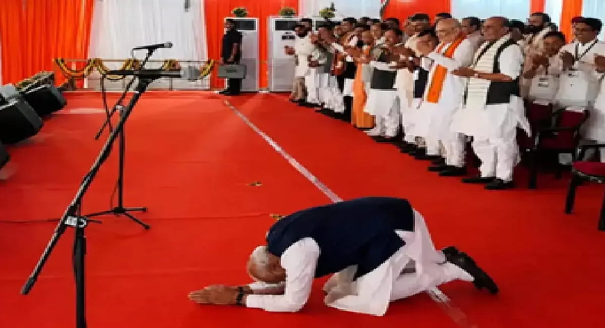 कोलकाता में शपथ ग्रहण के बीच पीएम मोदी का अनोखा अंदाज, सोशल मीडिया पर वायरल हुआ वीडियो