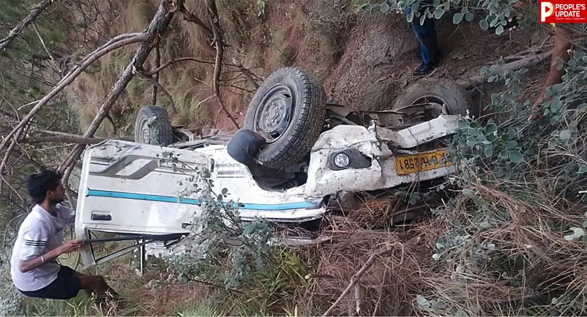  खाई में गिरी बोलेरो, एक ही परिवार के 6 समेत 7 लोगों की मौत 