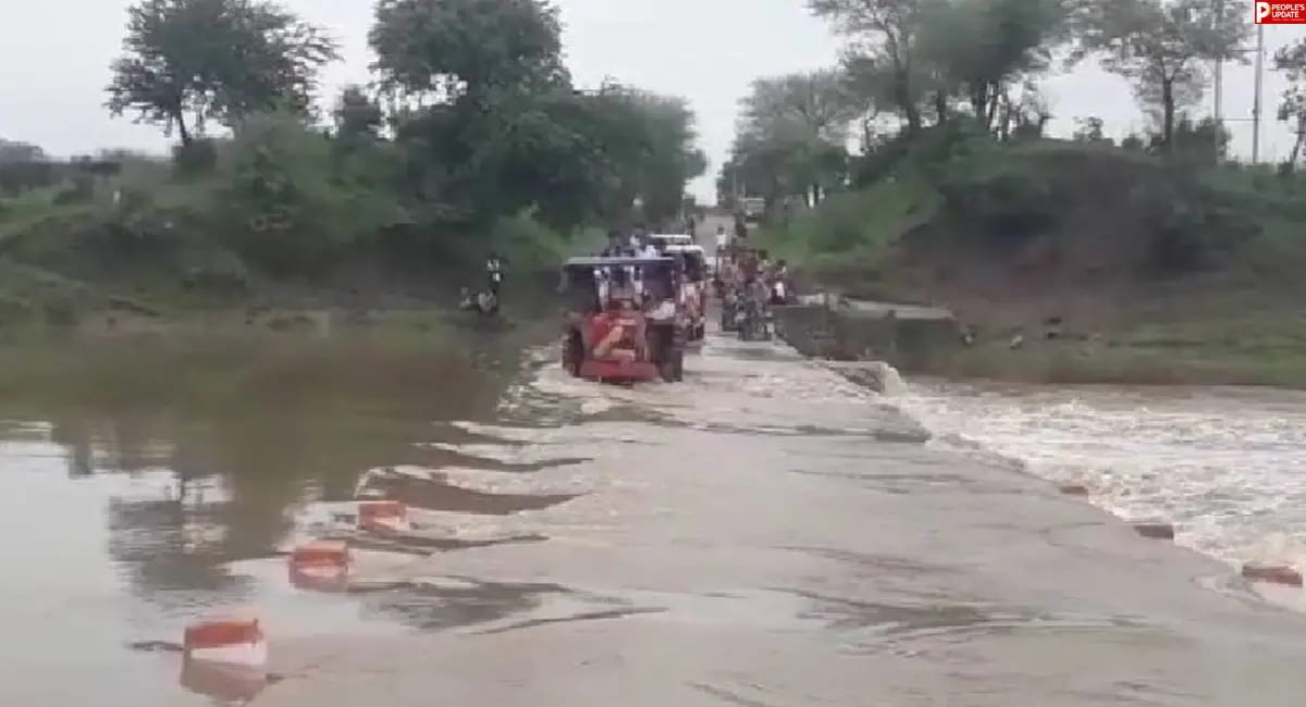 17 साल से पुल का इंतजार, नाला पार कर स्कूल और अस्पताल पहुंचने को मजबूर दमपुरी के लोग