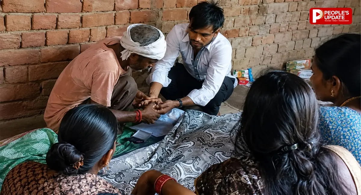 जमीन के विवाद में रिश्ते हुए शर्मसार?  पिता की मौत के बाद शव के अंगूठे का निशान लेने का वीडियो वायरल!