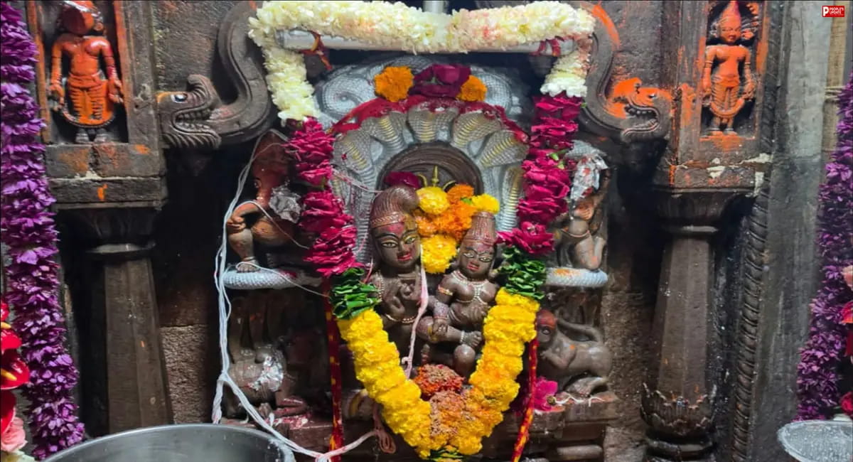 नागपंचमी पर साल में सिर्फ एक बार खुलता है ये मंदिर, आधी रात पट खुलते ही उज्जैन में उमड़ा भक्तों का सैलाब 