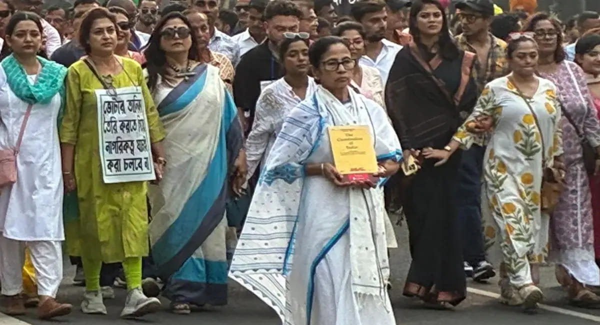 SIR के विरोध में सड़कों पर उतरी CM ममता, कहा- जैसे हर उर्दू बोलने वाला पाकिस्तानी नहीं, वैसे ही हर बांग्लाभाषा, बांंग्लादेशी नहीं 