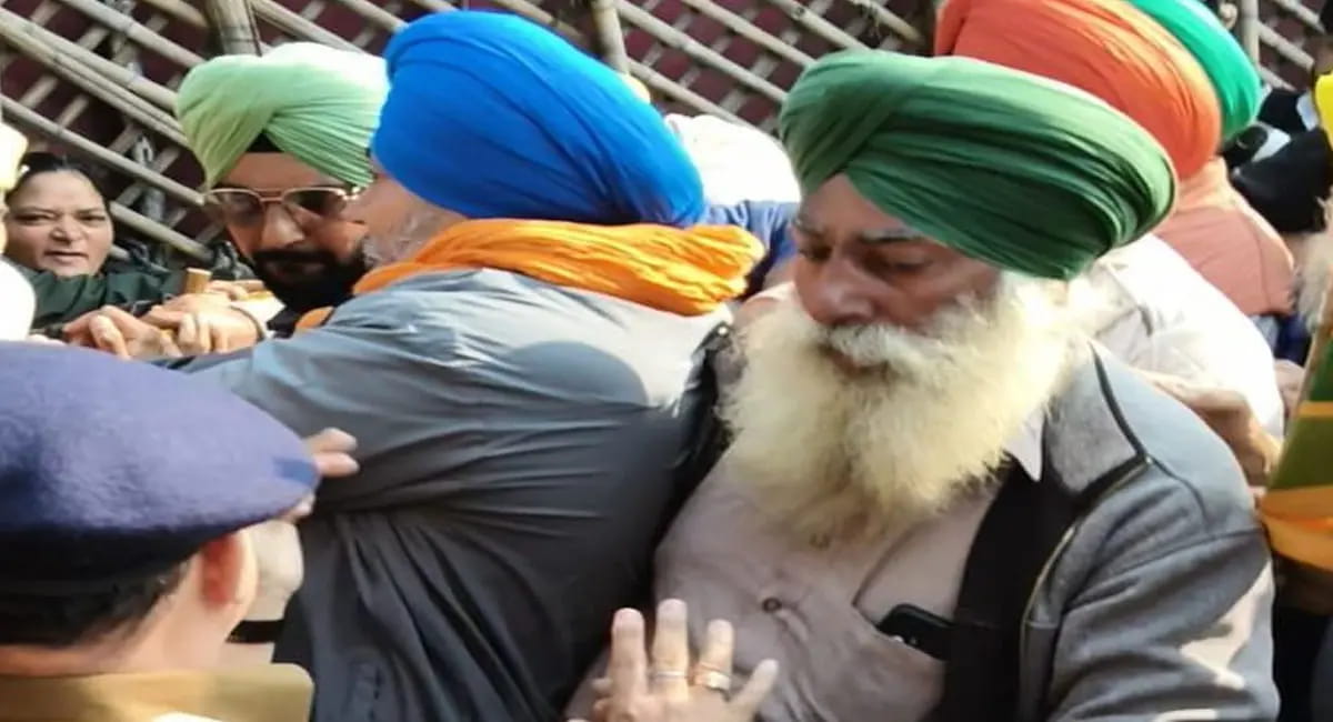 पंजाब में किसानों ने कई जगह रेलवे ट्रेैक जाम किए, धरने में महिलाएं भी शामिल