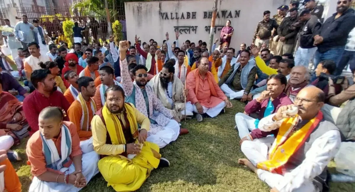  IAS संतोष वर्मा के खिलाफ मंत्रालय के बाहर प्रदर्शन, शंख और झालर बजाते दिखा ब्राह्मण समाज
