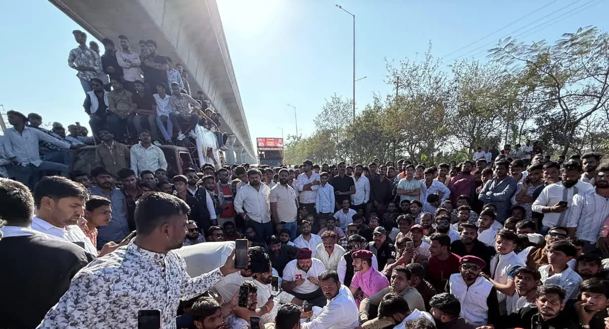 ट्रैफिक सर्विस रोड पर किया गया डायवर्ट