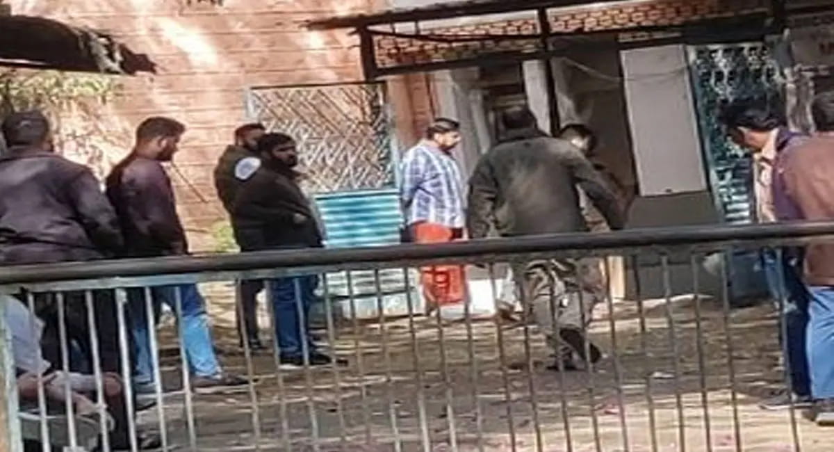 बालकनी से बच्ची का बैलून निकाल रही थी, पैर फिसला
