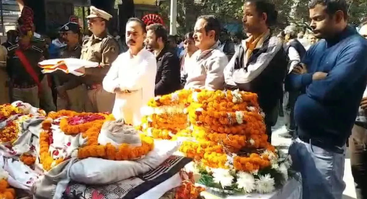 विनोद कुमार शुक्ल की गार्ड ऑफ ऑनर के साथ अंतिम विदाई, बेटे ने दी मुखाग्नि, सीएम ने पार्थिव शरीर को दिया कांधा 