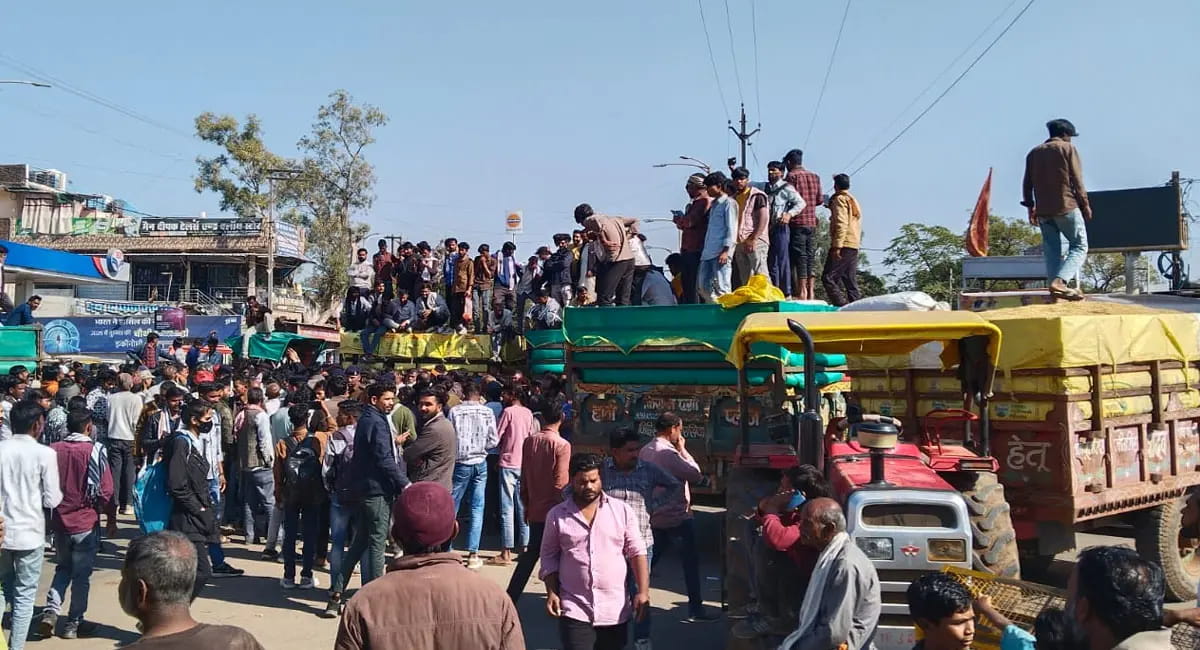 धान के रेट कम होने से बढ़ी नाराजगी, ट्रैक्टर-ट्राली अड़ाकर 4 घंटे किया चक्काजाम