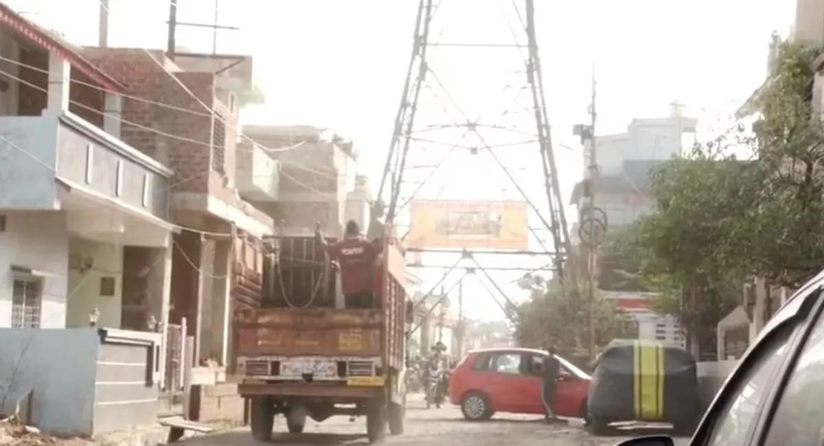 भोपाल के 90 डिग्री ब्रिज के बाद सड़क के बीचो-बीच 'एफिल टॉवर' जिम्मेदारों की ये कैसी इंजीनियरिंग
