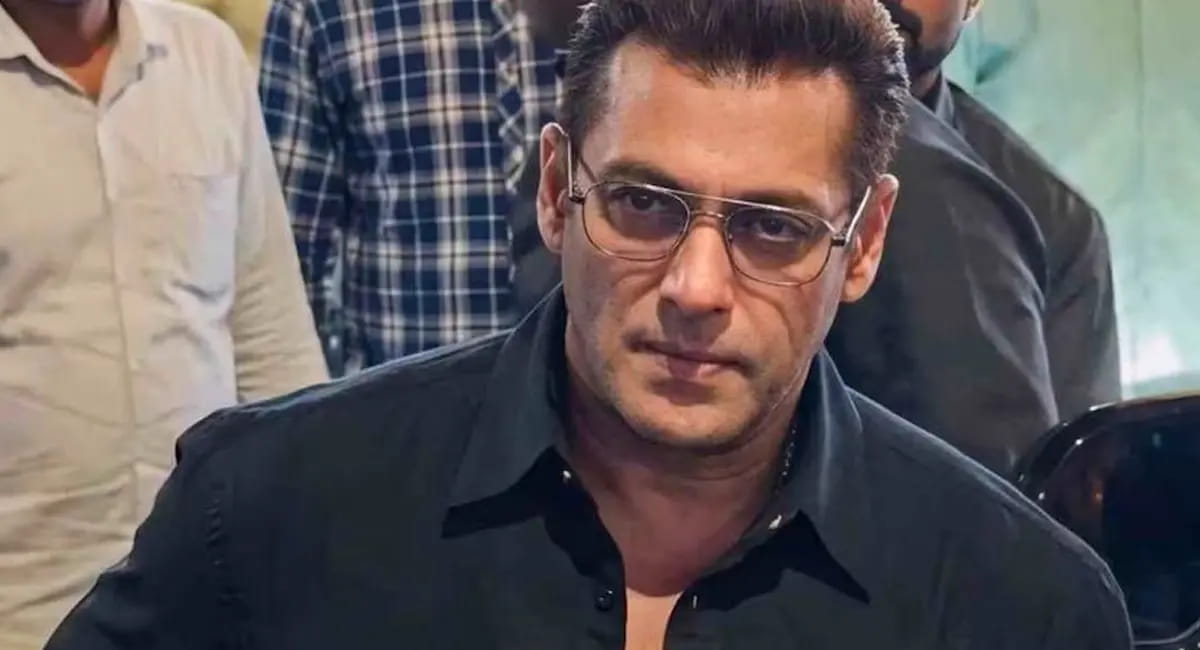 फोटो लेते समय सलमान खान के कंधे पर हाथ! सिक्योरिटी ने तुरंत पीछे हटाया, शांत दिखे एक्टर