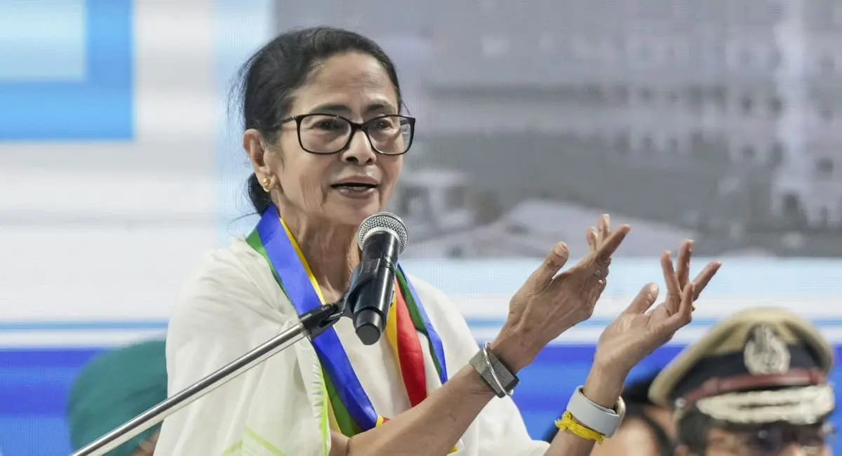 "अगर हिम्मत है तो रोज मेरी गाड़ी चेक करो" एयरपोर्ट जाते समय ममता का फूटा गुस्सा, CEC ज्ञानेश कुमार को लिखा लेटर