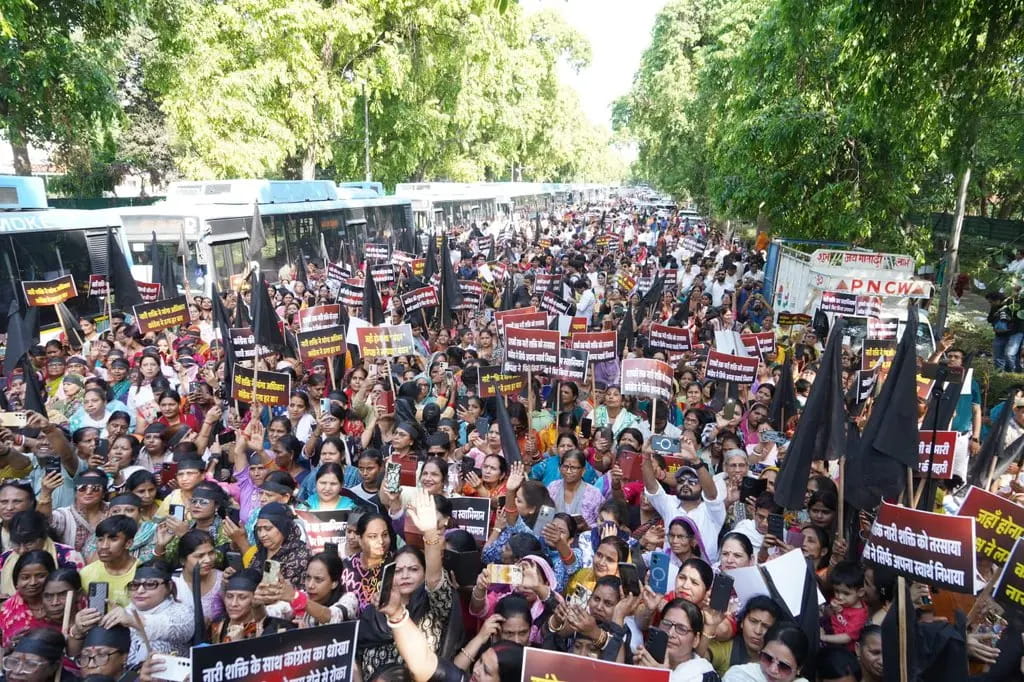 लोकसभा में बिल गिरा, BJP का देशभर में प्रदर्शन, राहुल के आवास तक पहुंची महिला सांसद