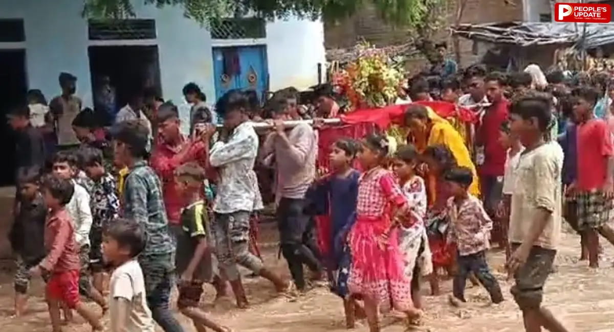 आदिवासी बेटी की विदाई कीचड़ भरे पानी से गुजरी, कई जगह सड़क दलदल में तब्दील