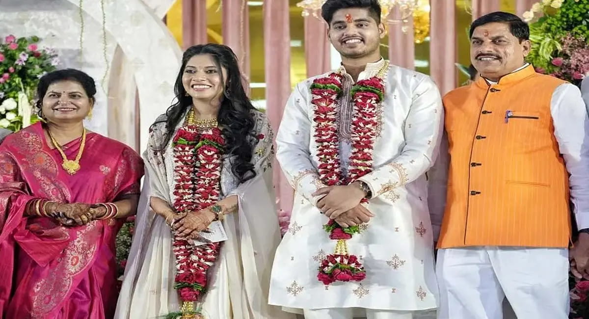 सामूहिक विवाह का शाही दृश्य! CM मोहन यादव के बेटे की अनोखी बारात, 22 दूल्हों संग मंडप पहुंचे अभिमन्यु