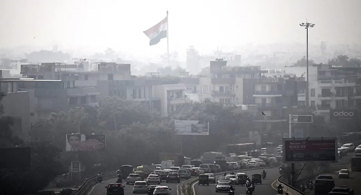 दिल्ली-NCR की हवा ‘गंभीर’, पहाड़ों की बर्फबारी बदलेगी उत्तर भारत का मौसम