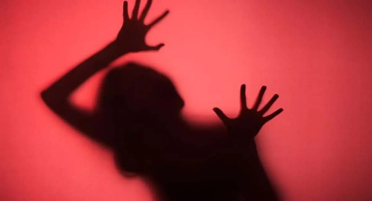 महिला की 12 पसलियां टूटीं, सीना रौंदा, प्राइवेट पार्ट में डाली बोतल