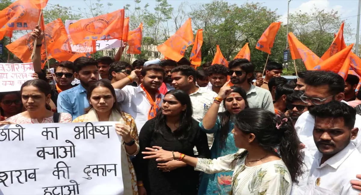 भोपाल में ABVP का उग्र प्रदर्शन, सड़क जाम और पथराव