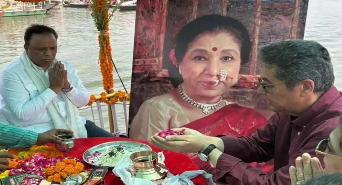 आशा भोसले की अस्थियों का काशी में विसर्जन, नम आंखों से अंतिम विदाई