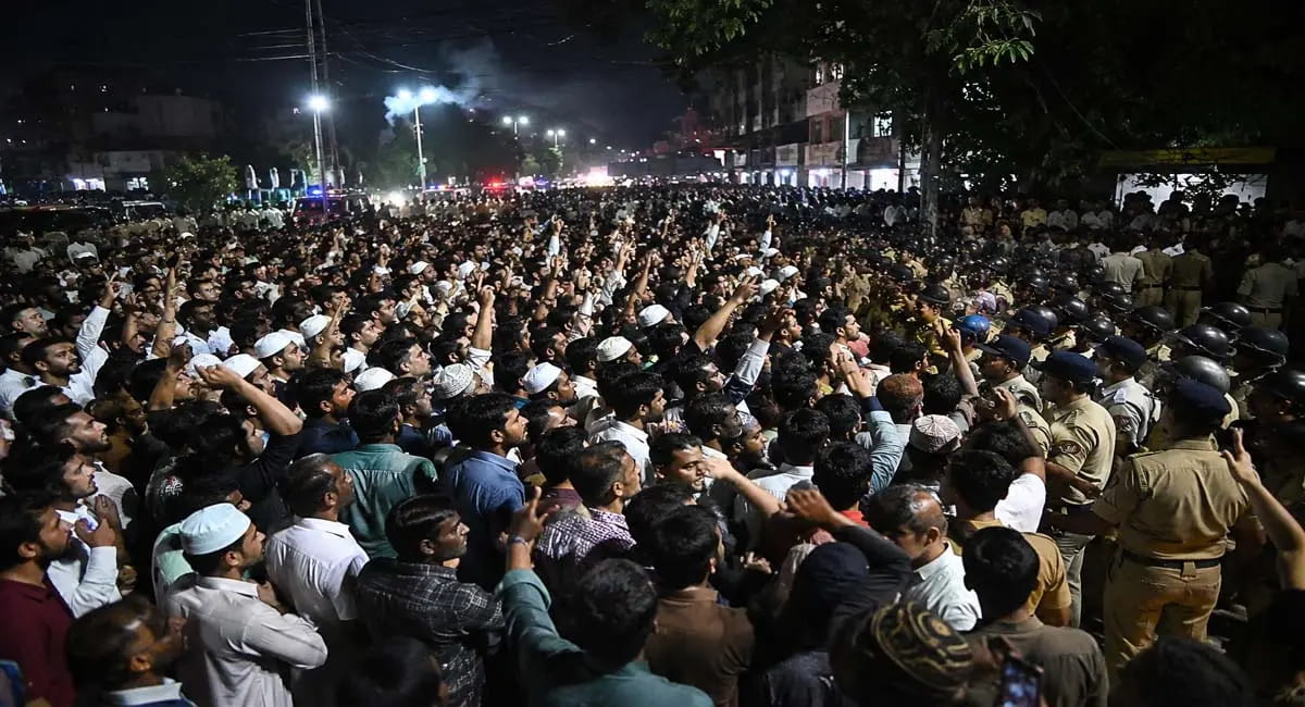 देर रात सड़कों पर उतरा मुस्लिम समाज, शहर बंद की दी धमकी