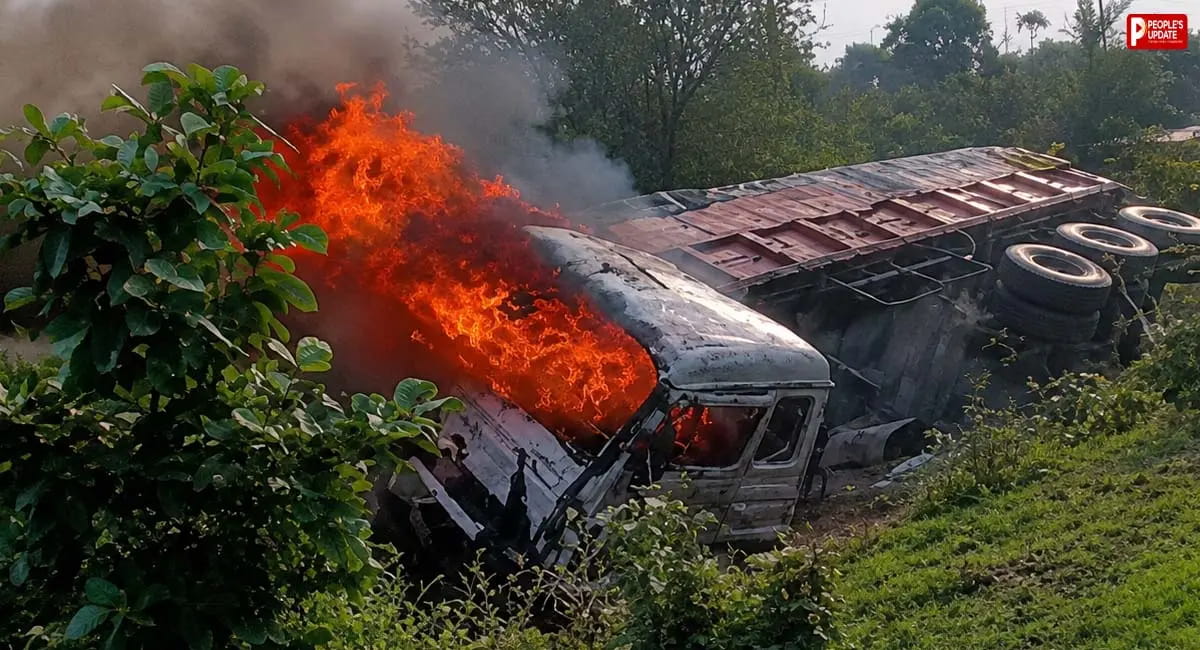 हाईवे पर चावल से भरा ट्रक पलटा, कुछ ही सेकंड में उठीं आग की लपटें, हादसे की जांच में जुटा प्रशासन 
