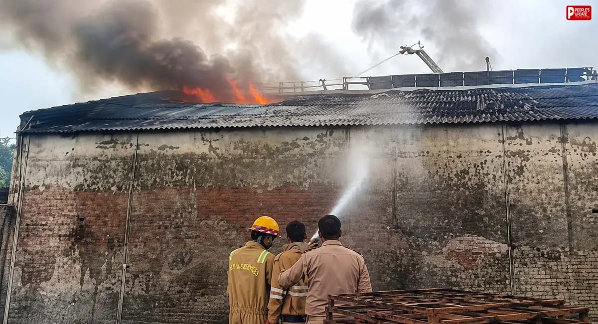 कोल्ड स्टोरेज में लगी भीषण आग, आसमान तक उठीं लपटें-धुएं का गुबार