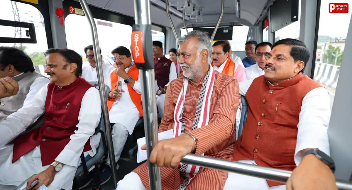 'न लालबत्ती, न सरकारी तामझाम...' इलेक्ट्रिक बस से जगदीशपुर पहुंचे CM डॉ. मोहन यादव समेत सभी मंत्री