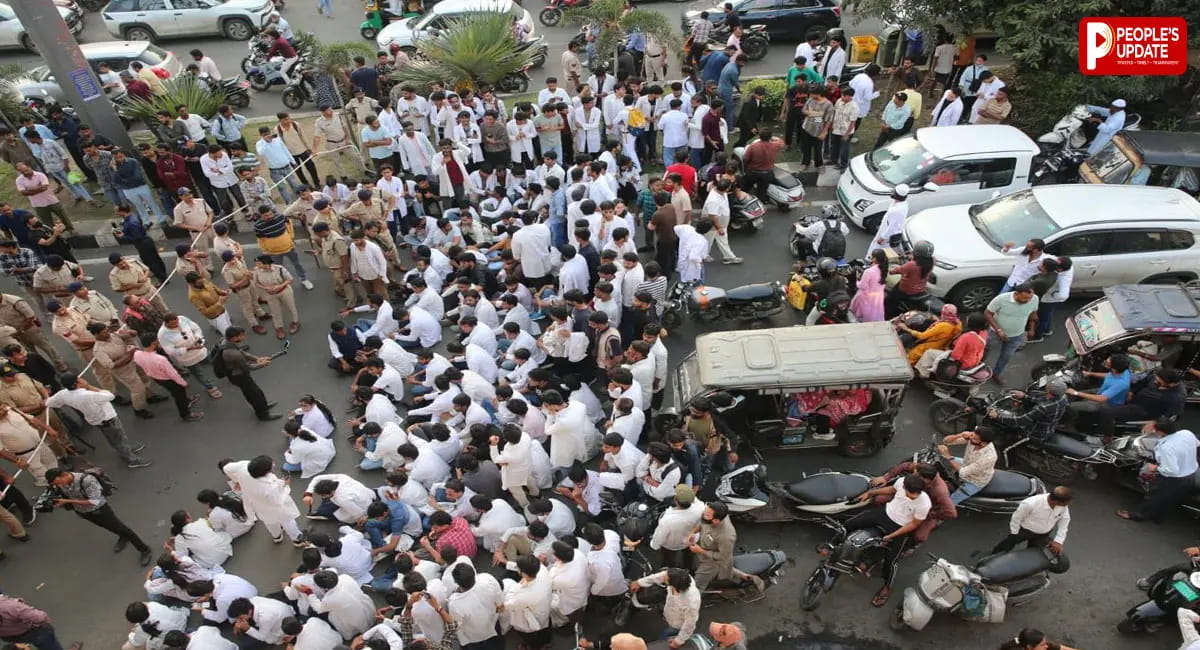 भोपाल समेत MP के सरकारी अस्पतालों में आज OPD बंद, रातभर सड़क पर डटे इंटर्न डॉक्टर; हमीदिया में पर्चे तक बनना हुआ मुश्किल