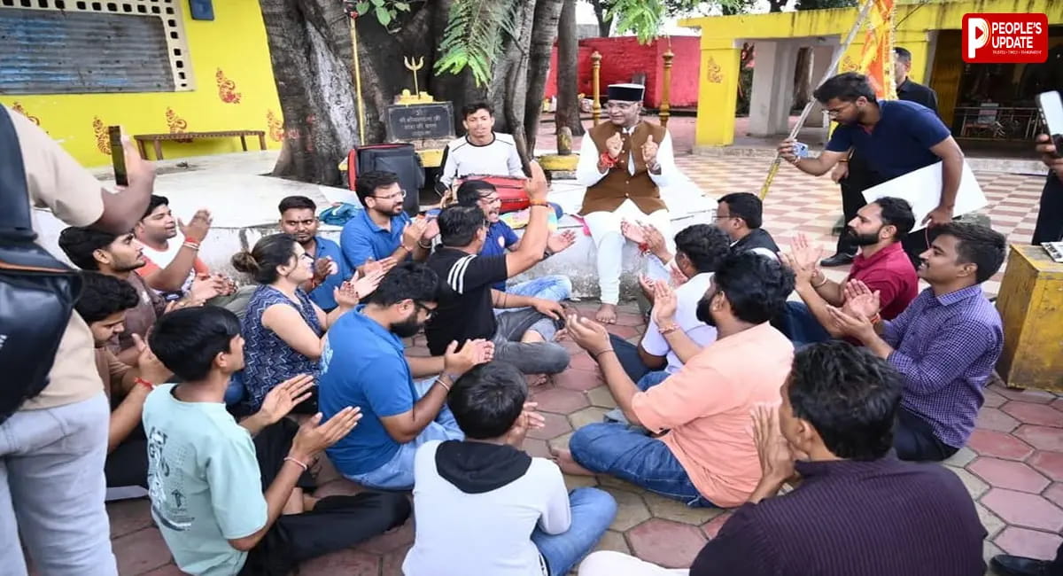 मंदिरों को रोशन करने निकले युवा, मंत्री विश्वास सारंग ने भी उठाई झाड़ू; पूरा हुआ सेवा का 96वां अध्याय