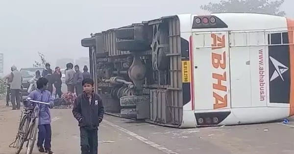 Rewa News : यात्रियों से भरी बस बेकाबू होकर पलटी, 6 से ज्यादा घायल; घने कोहरे के कारण हुआ हादसा