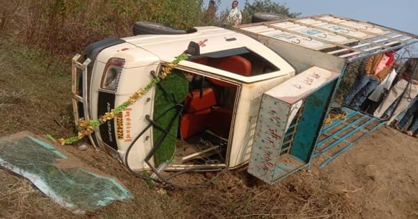 सिवनी : मजदूरों को लेकर जा रहा पिकअप वाहन पलटा, 21 घायल; एक महिला की हालत गंभीर