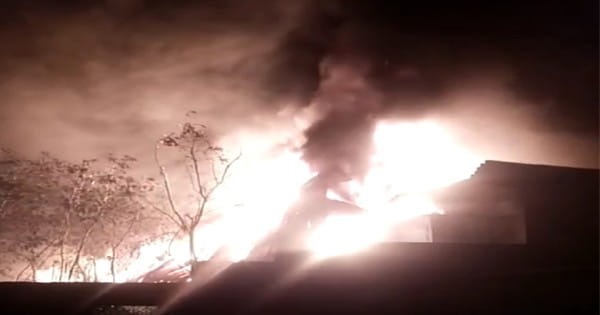 Ratlam Fire : प्लास्टिक फैक्ट्री में लगी भीषण आग, लाखों का माल जलकर राख; एक मकान भी चपेट में आया
