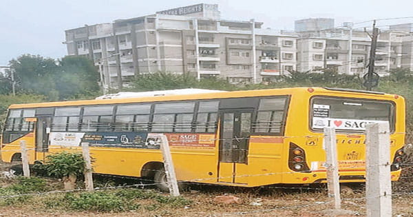 स्कूली बच्चों को ले जा रहे वैन ड्राइवर को हार्ट अटैक; मौत से पहले छात्रों को दूसरी वैन से भेजा