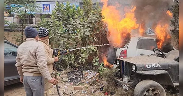उत्तर प्रदेश के शामली में टला हादसा, कोतवाली परिसर में खड़ी पुरानी कार में लगी आग