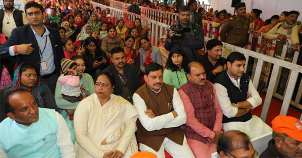 'विकसित भारत संकल्प यात्रा' के संवाद में CM का जुदा अंदाज, जनता के साथ बैठकर सुना पीएम मोदी का उद्बोधन