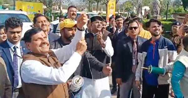 CM डॉ. मोहन यादव ने उड़ाई पतंग, कहा- अर्जुन और राम ने स्वयंवर में कठिन प्रतिस्पर्धा जीती
