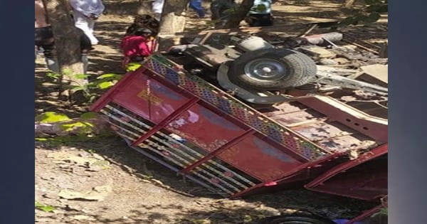 महाराष्ट्र में बड़ा हादसा : यात्रियों से भरा ऑटो रिक्शा नाले में गिरा, 6 लोगों की मौत; बकरा लेकर मन्नत मांगने जा रहा था परिवार