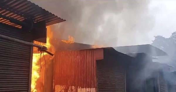 झारखंड के हजारीबाग में लगी भीषण आग, 20 दुकानें जलकर खाक, लाखों के नुकसान की आशंका