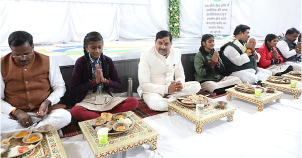 CM डॉ. मोहन यादव ने बच्चों के साथ किया भोजन, MP की चार विभूतियों को पद्मश्री मिलने पर दी बधाई