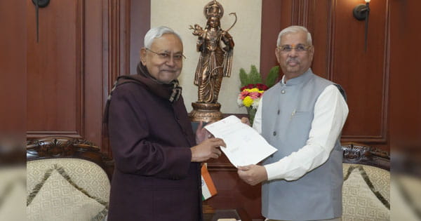 Bihar Politics : बिहार की राजनीति में बड़ा उलटफेर, नीतीश ने राज्यपाल को सौंपा समर्थन पत्र; आज शाम हो सकती है ताजपोशी