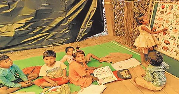 बांधवगढ टाइगर रिजर्व के कोर जोन में झोपड़ी में लग रहा प्राथमिक स्कूल, वन्य जीवों के डर से बच्चों की सुरक्षा के लिए स्कूल के आसपास मौजूद रहते हैं परिजन