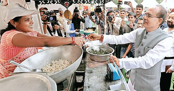 सीएम रहते शिवराज ने जिस महिला के ठेले पर खाई थी खिचड़ी, उसके ठेले को ननि ने तोड़ा, कभी थी मप्र में महिला सशक्तिकरण की आइकन