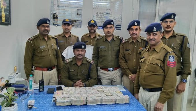 चांदी कारोबारी की कार से मिले 63 लाख रुपए, पुलिस को नहीं मिले कागजात, हवाला की रकम होने का शक