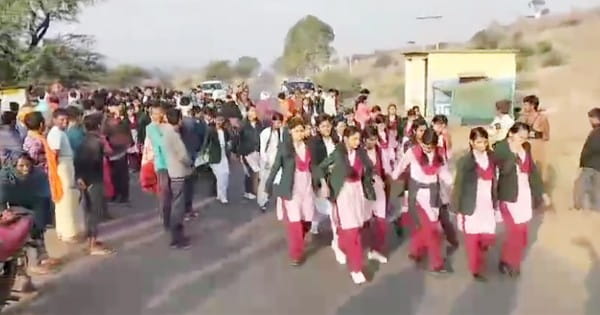 कलेक्टर से मिलने 12 KM पैदल चले 200 स्टूडेंट्स, रास्ते में SDM, तहसीलदार, BEO और TI ने समझाया तब जाकर माने, जानिए कहां की है घटना