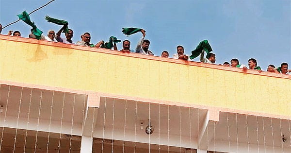 कर्नाटक एक्सप्रेस से 50 किसानों को रात 11 बजे लिया हिरासत में, महिला को घसीटने का आरोप