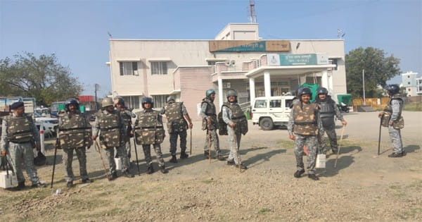 पॉक्सो एक्ट का इनामी आरोपी चलती पुलिस वैन से कूदा, इलाज के लिए ले जाते समय हुई मौत, नाराज परिजनों ने घेरा थाना, दो पुलिसकर्मी सस्पेंड
