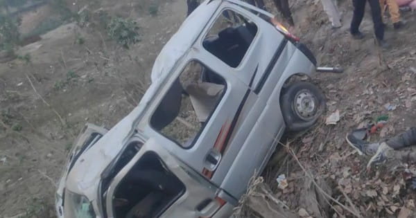 शाहजहांपुर में बोर्ड-पेपर देने जा रहे 4 स्टूडेंट्स की सड़क हादसे में मौत, टायर फटने से पलटी तेज रफ्तार कार, 6 छात्र घायल