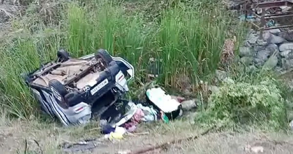 कार के अनियंत्रित होकर पुलिया से नीचे गिरी, मां-बेटी की मौत, 6 लोग घायल; शादी समारोह से लौट रहा था परिवार