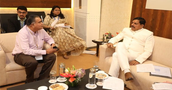 उज्जैन में रीजनल इंडस्ट्री कॉन्क्लेव : MP में 10000 करोड़ रुपए के निवेश पर सहमति बनी, हजारों लोगों को मिलेगा रोजगार; CM ने किया पीएम श्री एयर एंबुलेंस का उद्घाटन