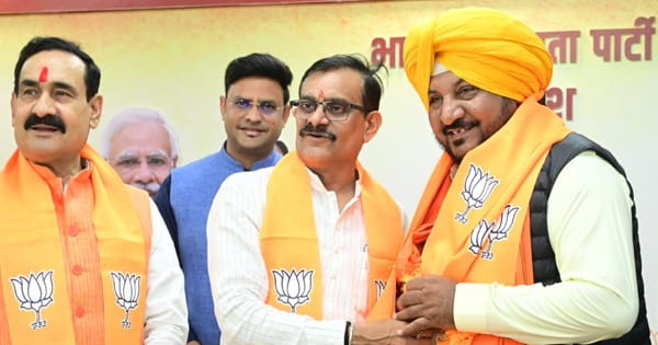 रिटायर्ड IPS अधिकारी सुखराज सिंह बीजेपी में हुए शामिल, प्रदेश अध्यक्ष वीडी शर्मा ने अंगवस्त्र पहनाकर किया स्वागत