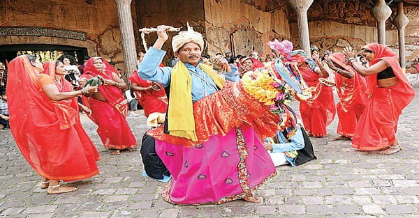 करमा नृत्य में नर्तक पैर झुकाकर ‘लंगड़ा’ और लहराती स्टाइल में करते हैं ‘लहकी’